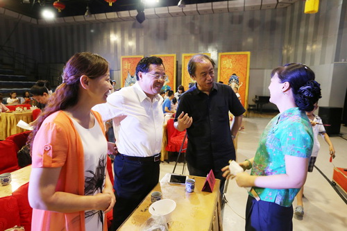 16领导到《北戏书馆》慰问_调整大小