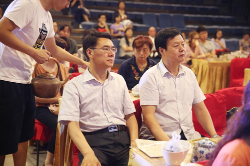 17领导到《北戏书馆》听书_调整大小