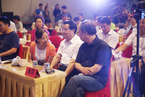 18领导到《北戏书馆》听书_调整大小