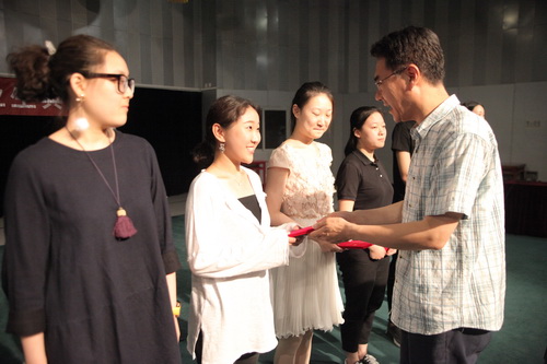 4党委书记刘宝华为优秀毕业生颁奖_调整大小