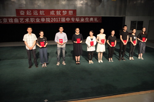 5党委书记刘宝华与部分优秀毕业生合影留念_调整大小