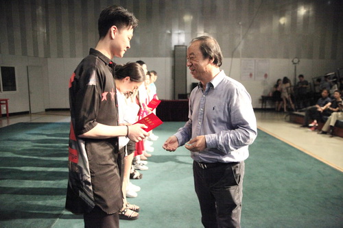 6院长刘侗为优秀毕业生颁奖_调整大小