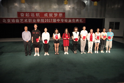 7院长刘侗与部分优秀毕业生合影留念_调整大小