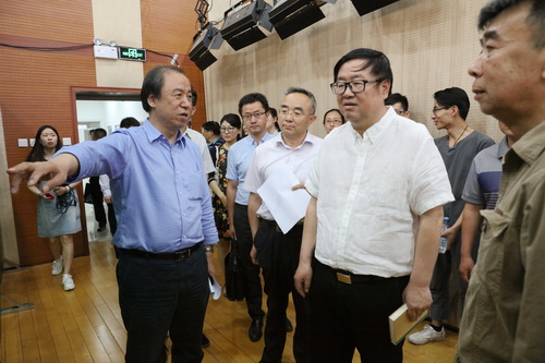 2院长向韩主任介绍项目展示内容_调整大小