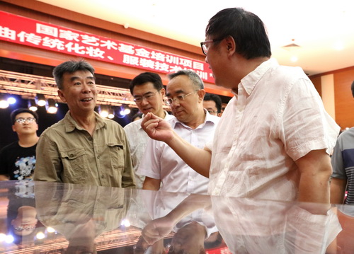 3授课教师黄元培向韩主任介绍项目展示内容_调整大小