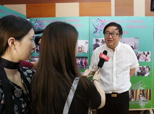 4BTV等多家媒体对国家艺术基金管理中心主任韩子勇进行采访_调整大小