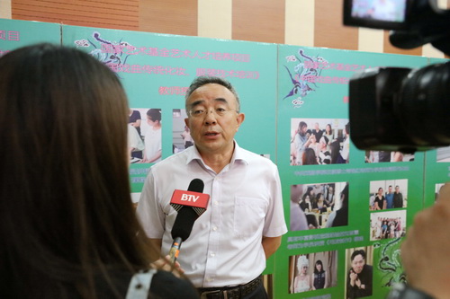 5BTV等多家媒体对北京市文化局副巡视员马文进行采访_调整大小