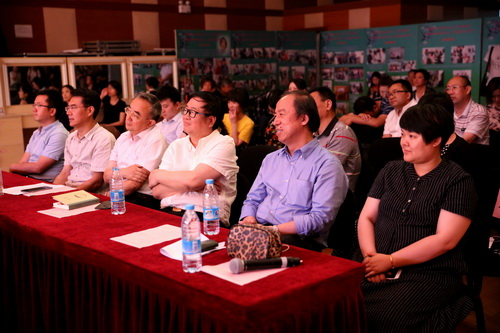 9领导观看国家艺术基金培训项目展示活动_调整大小