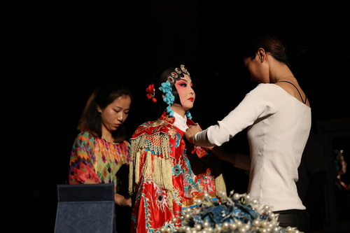 12化妆技术现场展示_调整大小