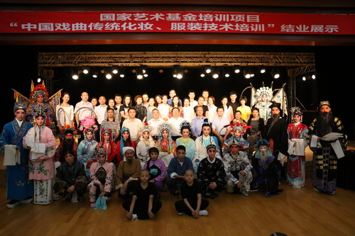 17领导与学员合影_调整大小