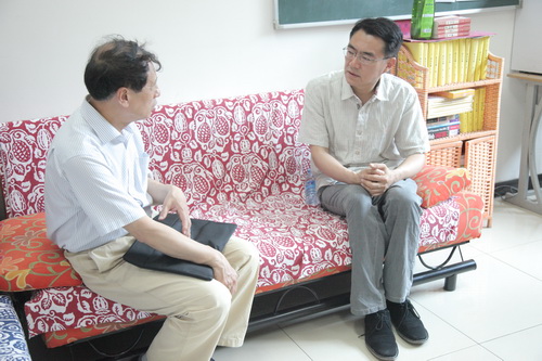 1教育部高等学校思想政治理论课教学指导委员会专家、教育部原社科司副司长、巡视员徐维凡与院党委书记刘宝华亲切交谈_调整大小