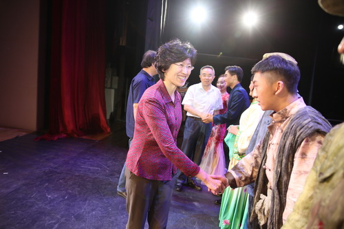 5.演出后市领导亲切接见演员_调整大小