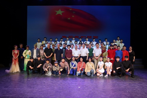 6.领导与全体演员合影_调整大小