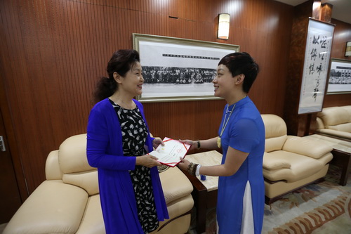 4为仲裁发放聘书_调整大小