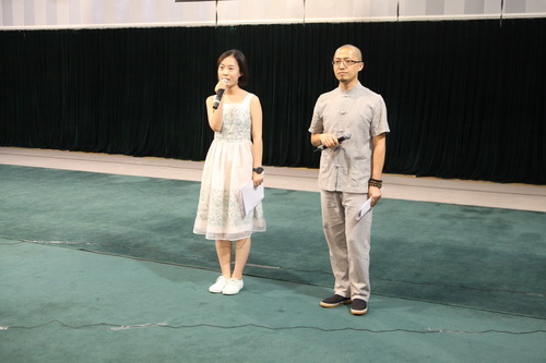 3担任主持人的关璐老师和廉靖宇老师_调整大小