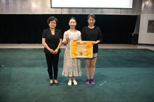 5在“猜想题”环节中荣获“心有灵犀”奖项的两位音乐系选手_调整大小