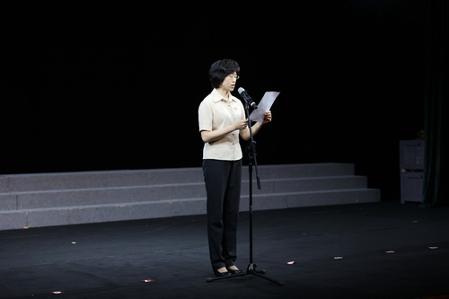 2.卜秀均副主任宣读《关于宣传树立2017年首都百名“最美少年”的通报》_调整大小