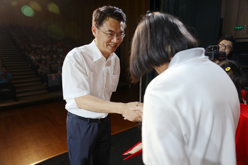 3.学院党委书记刘宝华等领导们为“最美少年”代表颁发荣誉证书_调整大小