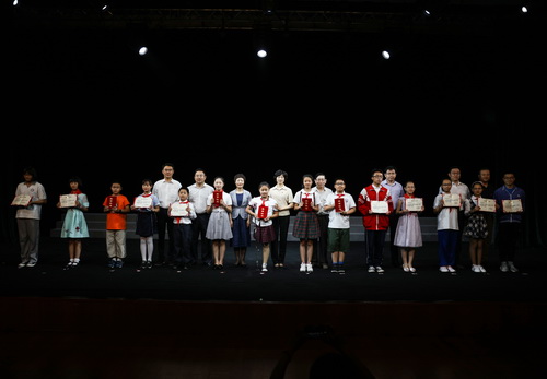 4.领导们与“最美少年”代表们合影留念_调整大小