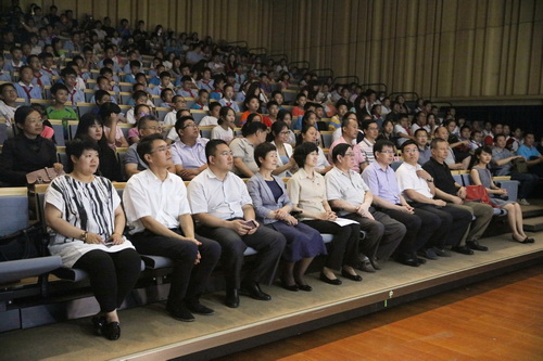 11.领导们观看演出_调整大小