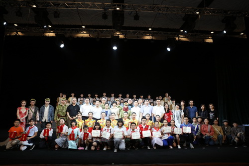 12.演出结束后，领导、美德少年代表与演职人员合影留念_调整大小