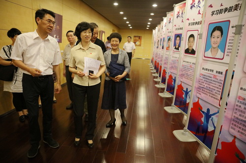 1.领导巡视首都“最美少年“事迹展板_调整大小