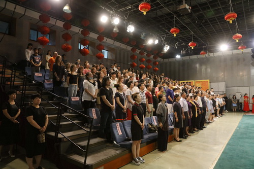 3.全场起立 齐唱国歌_调整大小