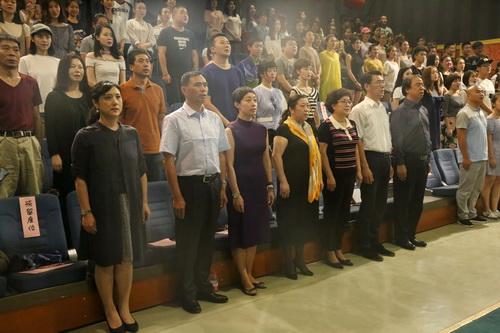 2.学院领导、教职工及全体毕业生高唱国歌_调整大小