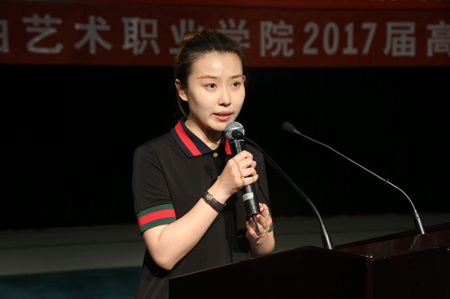 4.专业教师代表陈晨为毕业生送上希冀与祝福_调整大小