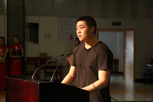 5.2017届高职毕业生代表刘校辰发表毕业感言_调整大小