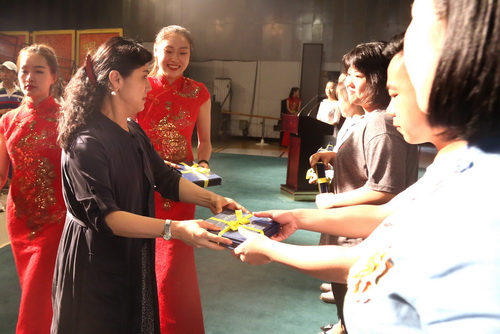 6.副院长许翠为毕业生代表颁发毕业证书1_调整大小