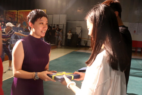 7.副院长吴蕾为毕业生代表颁发毕业证书1_调整大小