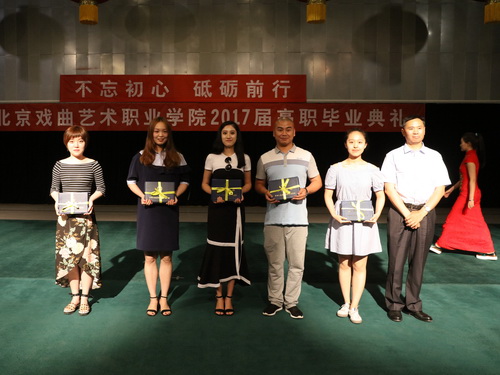 8.副院长黄平与毕业生代表合影_调整大小