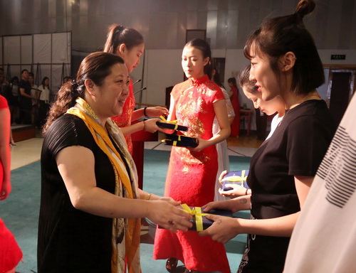 9.副院长黄珊珊为毕业生代表颁发毕业证书1_调整大小