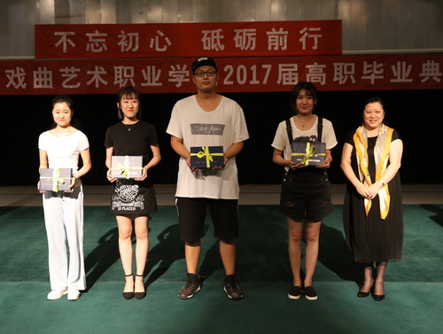 9.副院长黄珊珊与毕业生代表合影_调整大小