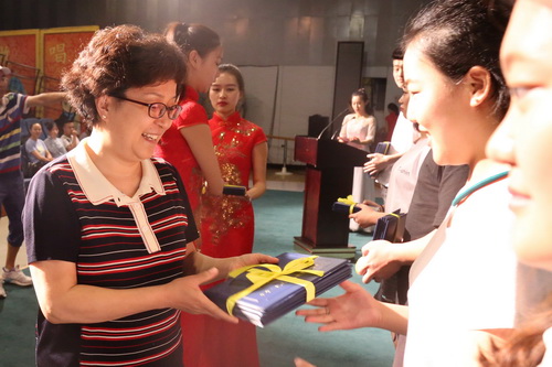 10.党委副书记毕兆炜为毕业生代表颁发毕业证书1_调整大小