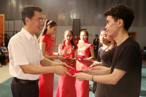 11.党委书记刘宝华为优秀毕业生颁发荣誉证书1_调整大小