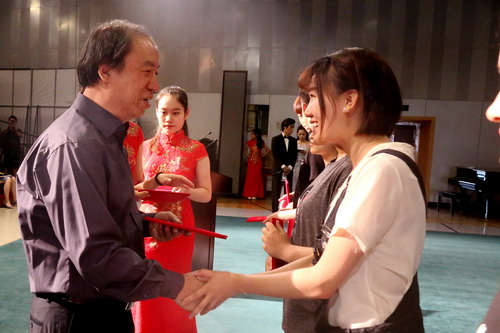 12.院长刘侗为优秀毕业生颁发荣誉证书1_调整大小