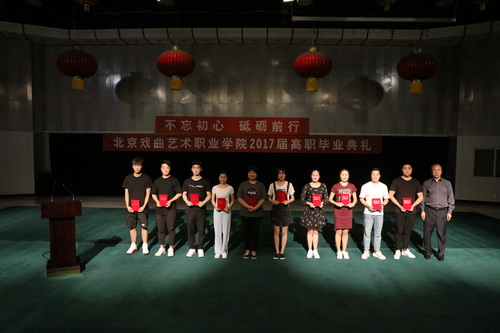 12.院长刘侗与优秀毕业生合影_调整大小