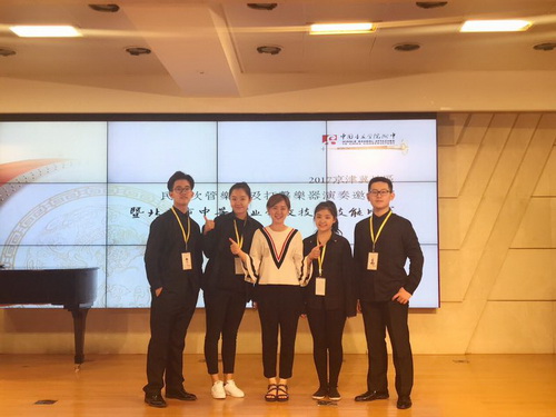 12马岩老师与获奖选手合影_调整大小