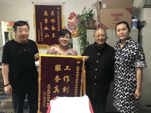 佟熙英老师和（右三）老干部处工作人员合影1_调整大小