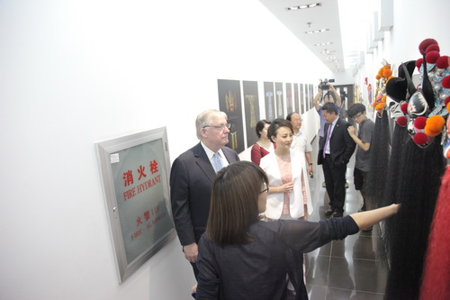 1GLA全球法律联盟跨境反腐法律委员会主任Timothy B.MILLS先生一行参观学院京剧展_调整大小