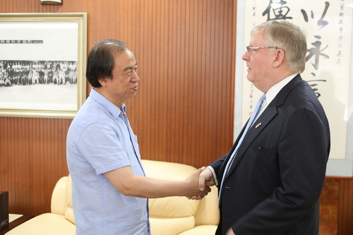 3院长刘侗亲切会见GLA全球法律联盟跨境反腐法律委员会主任Timothy B.MILLS先生_调整大小