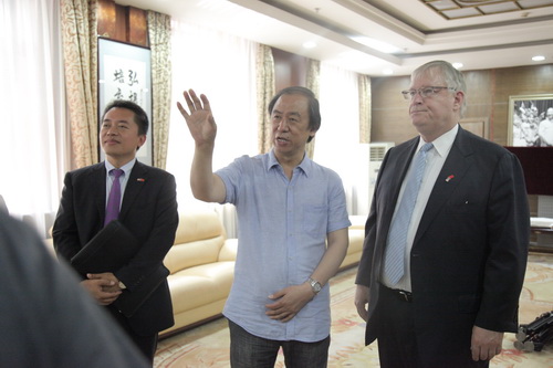 4院长向MILLS先生介绍学院第一届毕业生照片_调整大小