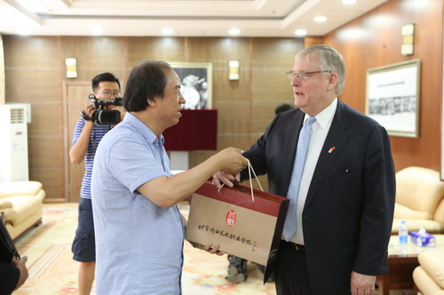 5院长向MILLS先生赠与学院制作的高档礼品_调整大小