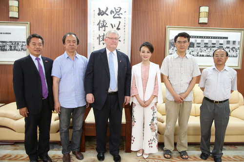 6双方领导合影_调整大小