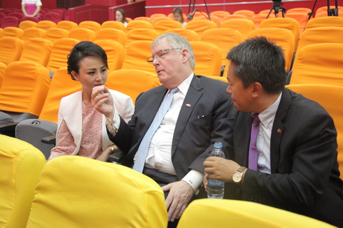 7MILLS先生一行观看由北戏师生联合出演的京剧选段_调整大小