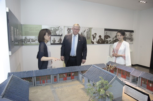 21GLA全球法律联盟跨境反腐法律委员会主任Timothy B.MILLS先生一行参观学院京剧展_调整大小