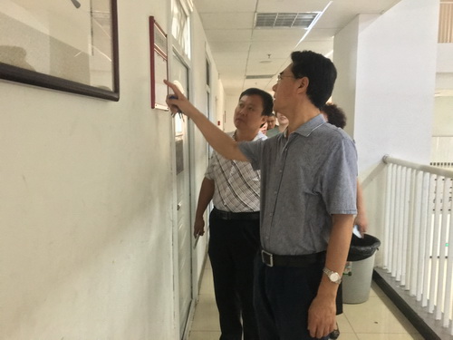 2. 党委书记刘宝华检查文化课堂_调整大小