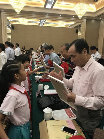 3.关工委老师参加市级表彰大会_调整大小